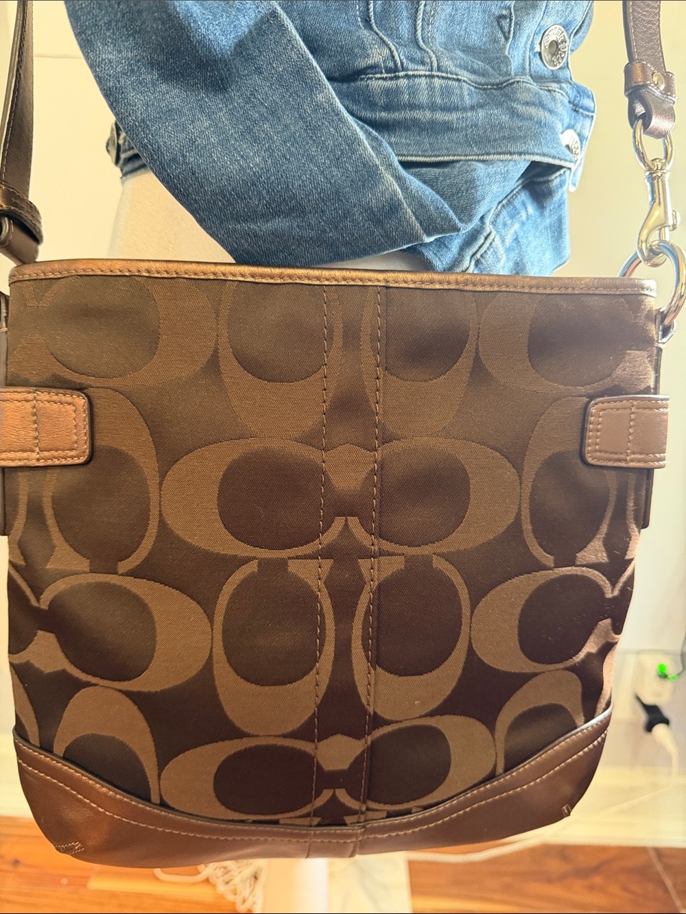 COACH NWOT Sig./optic brown sateen/bronze leather chain W/charm & hang tag bag - Picture 2 of 14